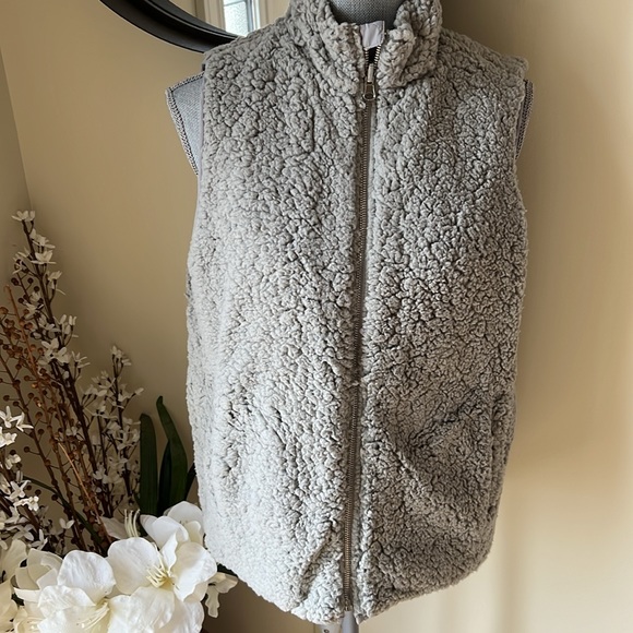 Entro Gray Reversible Sherpa Interior Vest.  Size Small - Picture 3 of 3